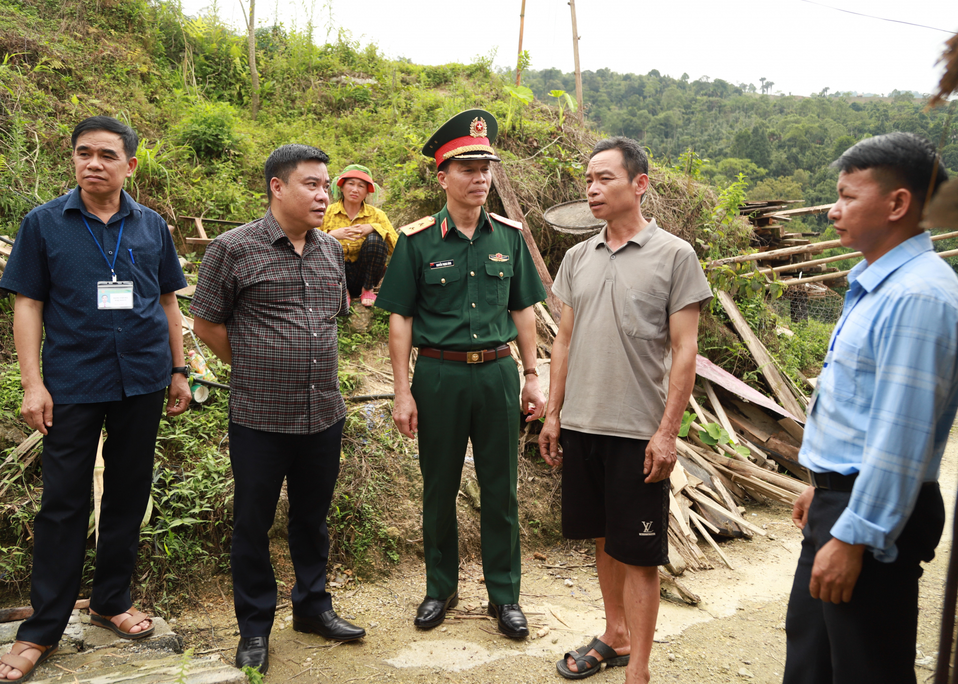 Trung tướng Nguyễn Trọng Bình và đồng chí Hoàng Gia Long thăm hỏi, động viên gia đình ông Đặng Văn Đại, thôn Tham Vè, xã Cao Bồ bị sạt lở nhà