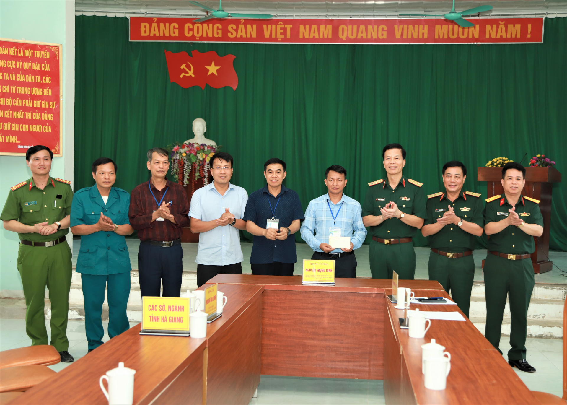 Trung tướng Nguyễn Trọng Bình trao kinh phí hỗ trợ cho Ban chỉ huy PCTT&TKCN xã Cao Bồ