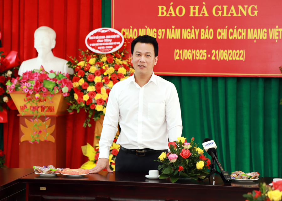 Bí thư Tỉnh ủy Đặng Quốc Khánh trò chuyện với cán bộ, phóng viên Báo Hà Giang