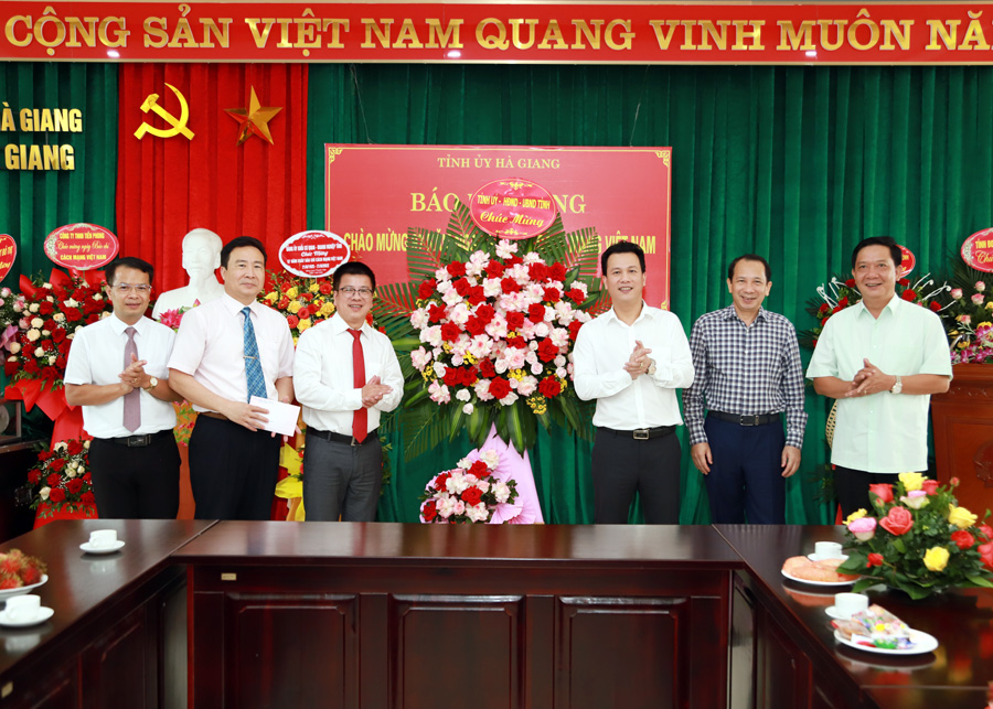 Bí thư Tỉnh ủy Đặng Quốc Khánh tặng lẵng hoa chúc mừng Báo Hà Giang