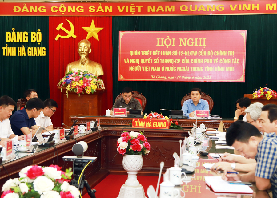 Phó Bí thư Tỉnh ủy Nguyễn Mạnh Dũng và Phó Chủ tịch Thường trực UBND tỉnh Hoàng Gia Long chủ trì tại điểm cầu tỉnh
