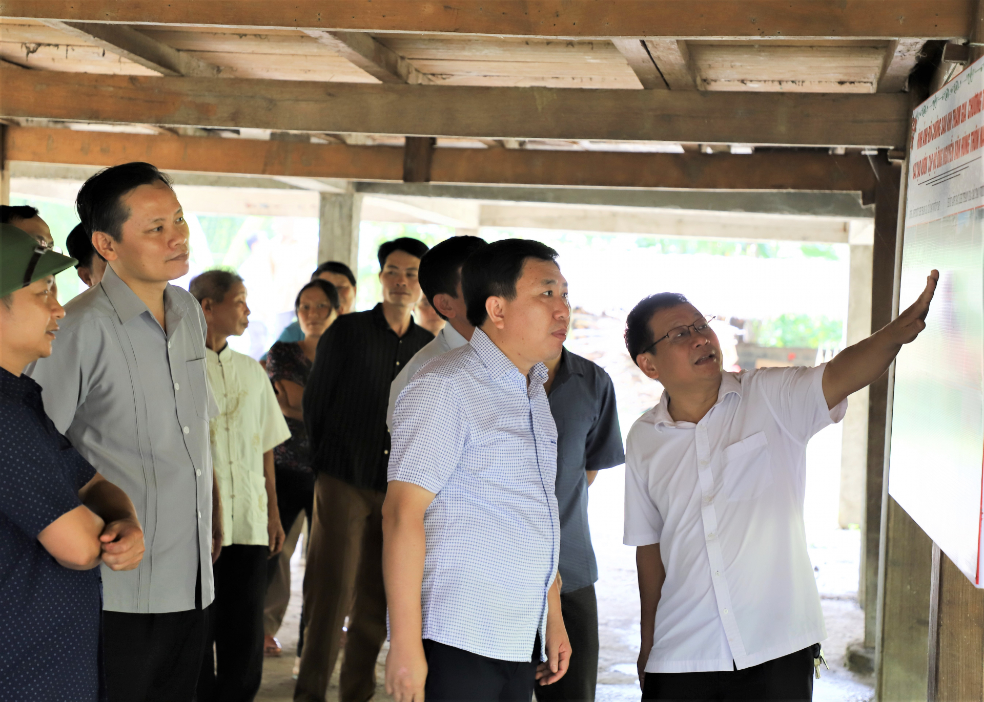 Đồng chí Nguyễn Mạnh Dũng, Phó Bí thư Tỉnh ủy thăm mô hình cải tạo vườn tạp tại hộ gia đình ông Nguyễn Văn Hùng, thôn Nà Phia, thị trấn Yên Phú.
