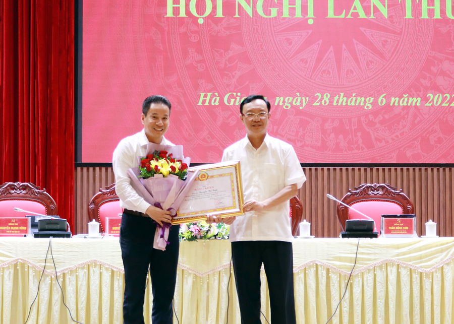 Phó Bí thư Thường trực Tỉnh ủy, Chủ tịch HĐND tỉnh Thào Hồng Sơn tặng Bằng khen cho đảng viên hoàn thành xuất sắc nhiệm vụ 5 năm 2017 – 2022.