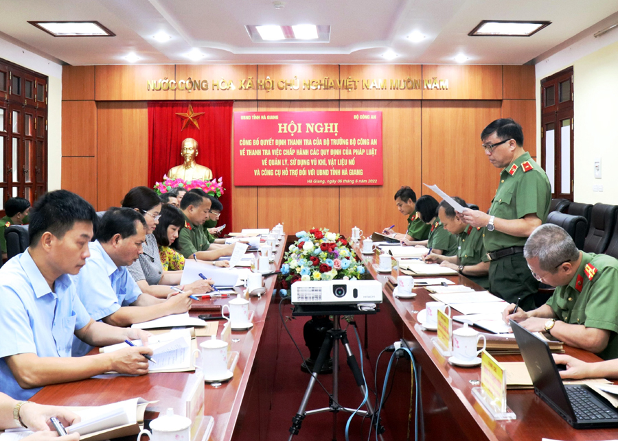 Thiếu tướng Nguyễn Xuân Hồng, Phó Chánh thanh tra Bộ Công an công bố quyết định thanh tra của Bộ trưởng Bộ Công an.