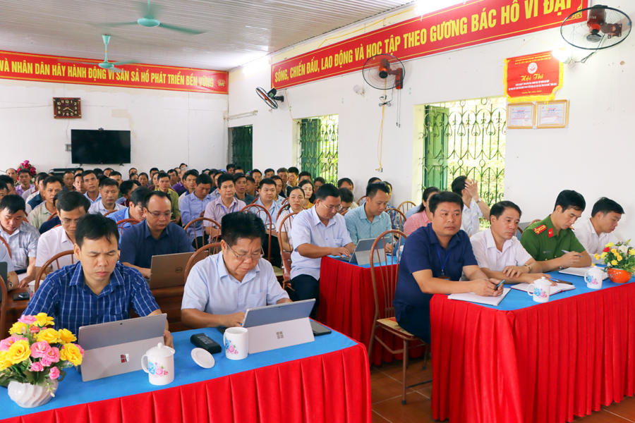 Chủ tịch UBND tỉnh Nguyễn Văn Sơn phát biểu tại buổi tiếp xúc.