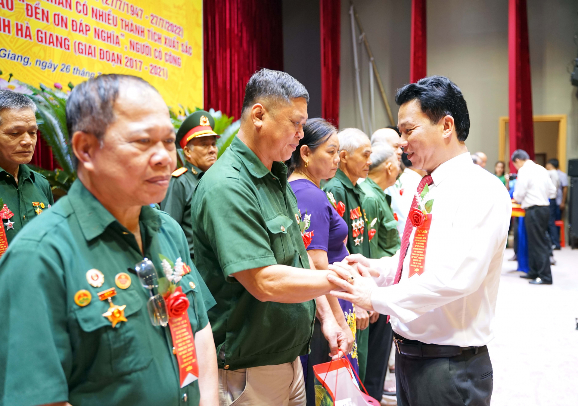 Bí thư Tỉnh ủy Đặng Quốc Khánh trao tặng Bằng khen của UBND tỉnh cho các thương bệnh binh là người có công tiêu biểu xuất sắc, giai đoạn 2017 – 2021 tại buổi lễ.