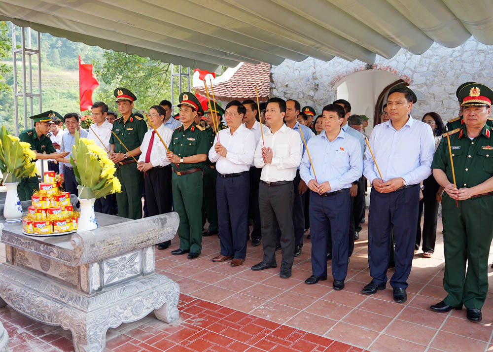 Phó Thủ tướng Thường trực Chính phủ Phạm Bình Minh; Bộ trưởng Bộ Quốc phòng Phan Văn Giang cùng Đoàn công tác và các đồng chí lãnh đạo tỉnh dâng hương tại Đền thờ các AHLS trên điểm cao 468. 