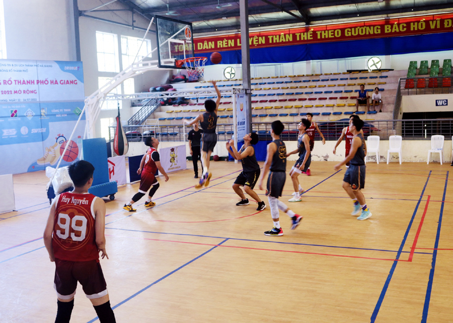 Những pha bóng hay, quyết liệt của trận đấu đầu tiên giữa CLB bóng rổ thành phố Hà Giang và CLB bóng rổ thành phố Tuyên Quang.