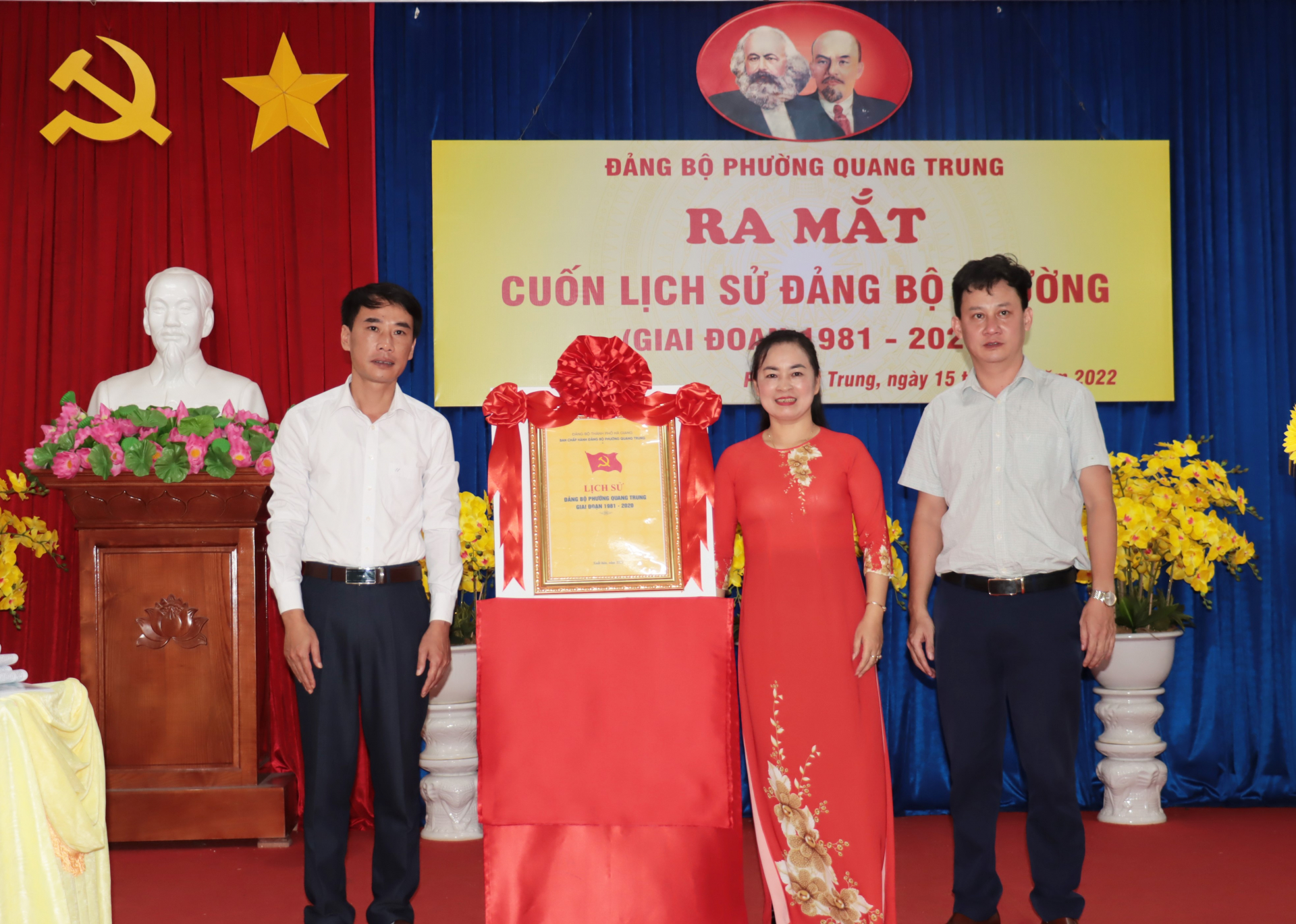 Lãnh đạo phường Quang Trung khai mở cuốn Lịch sử Đảng bộ phường, giai đoạn 1981 – 2020.