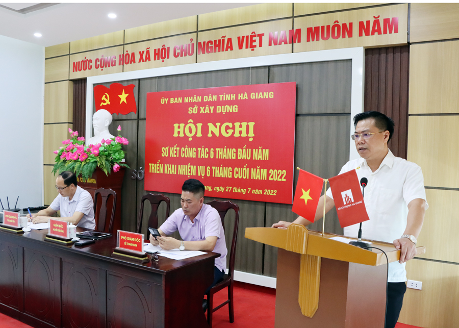 Đồng chí Nguyễn Tiến Dũng, Giám đốc Sở Xây dựng phát biểu tại hội nghị.