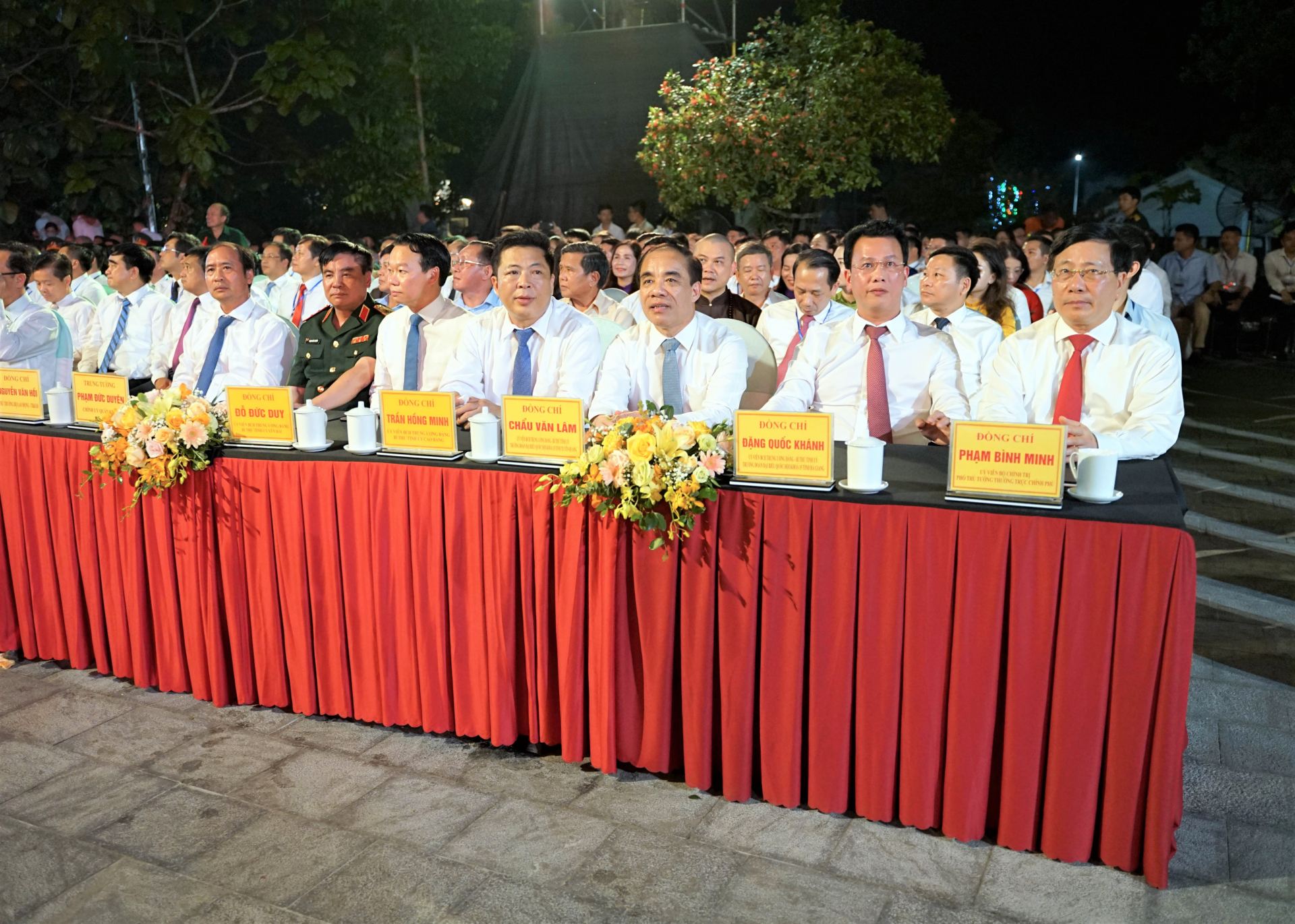 Phó Thủ tướng Thường trực Chính phủ Phạm Bình Minh và Bí thư Tỉnh ủy Đặng Quốc Khánh cùng các đại biểu tham dự Chương trình cầu truyền hình “Khúc tráng ca hòa bình” tại điểm cầu Nghĩa trang Liệt sỹ Quốc gia Vị Xuyên.