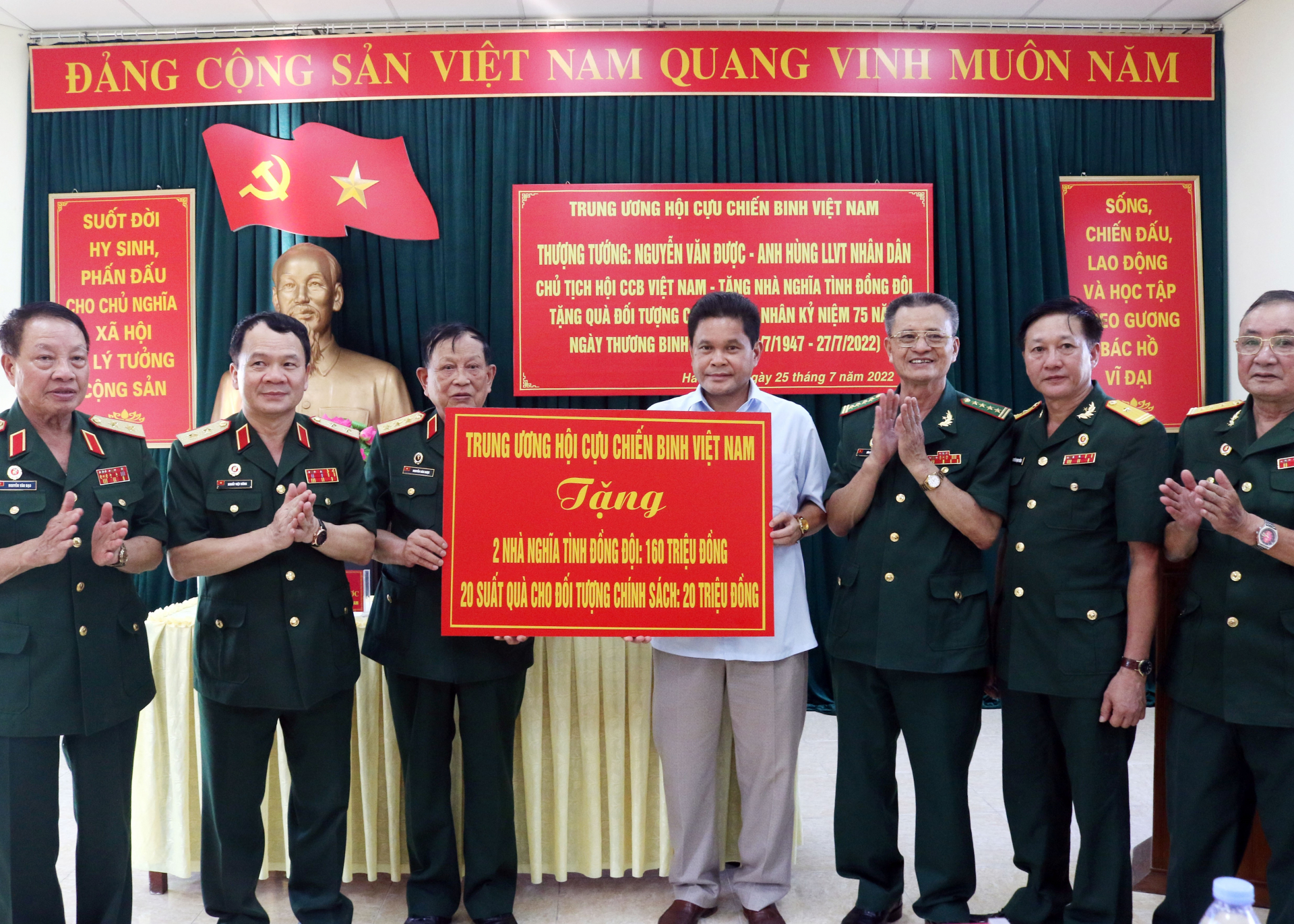 Thượng tướng Nguyễn Văn Được, Anh hùng Lực lượng Vũ trang Nhân dân, Chủ tịch T.Ư Hội CCB Việt Nam cùng các thành viên trong đoàn trao tặng 2 nhà tình nghĩa cho tỉnh