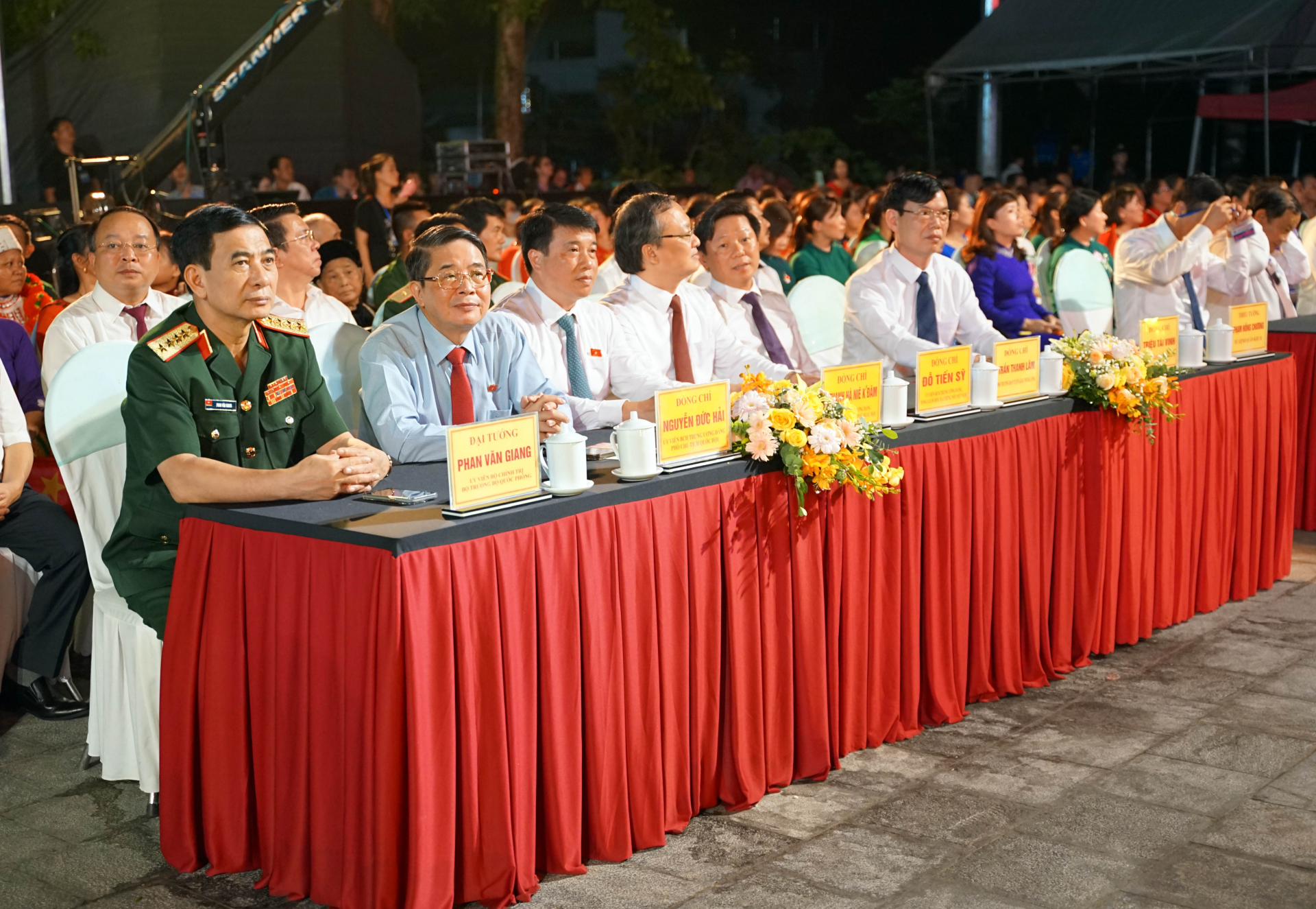 Đại tướng Phan Văn Giang, Bộ trưởng Bộ Quốc phòng cùng các đại biểu tham dự Chương trình cầu truyền hình “Khúc tráng ca hòa bình” tại điểm cầu Nghĩa trang Liệt sỹ Quốc gia Vị Xuyên.