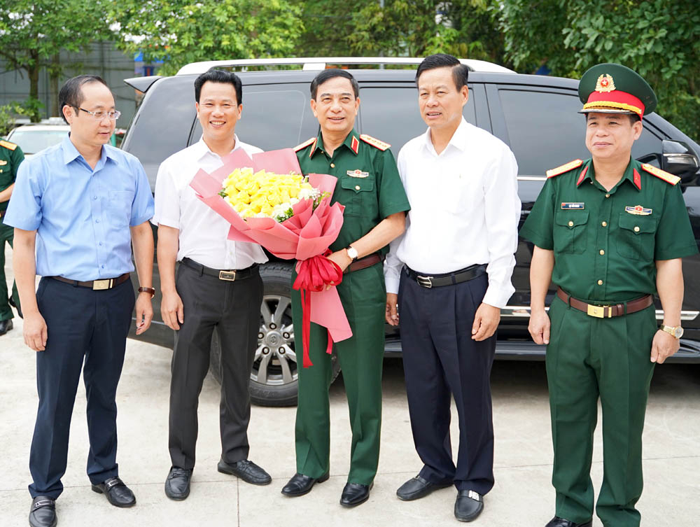 Các đồng chí lãnh đạo tỉnh chào đón Ủy viên Bộ Chính trị, Bộ trưởng Bộ Quốc phòng Phan Văn Giang tại Nhà tiếp đón cầu Trì, huyện Bắc Quang. 