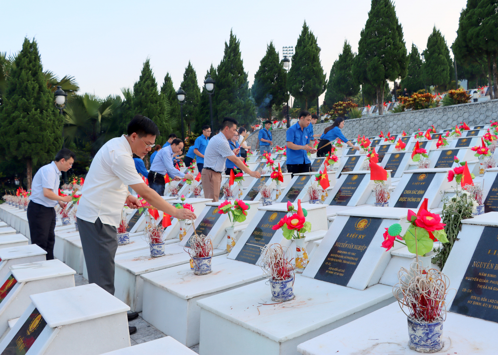 Đồng chí Nguyễn Tiến Dũng, Giám đốc Sở Xây dựng và Lãnh đạo Viện Kiến trúc Quốc gia cùng đoàn viên thanh niên hai đơn vị thắp hương tưởng nhớ các AHLS tại Nghĩa trang Liệt sỹ Quốc gia Vị Xuyên.