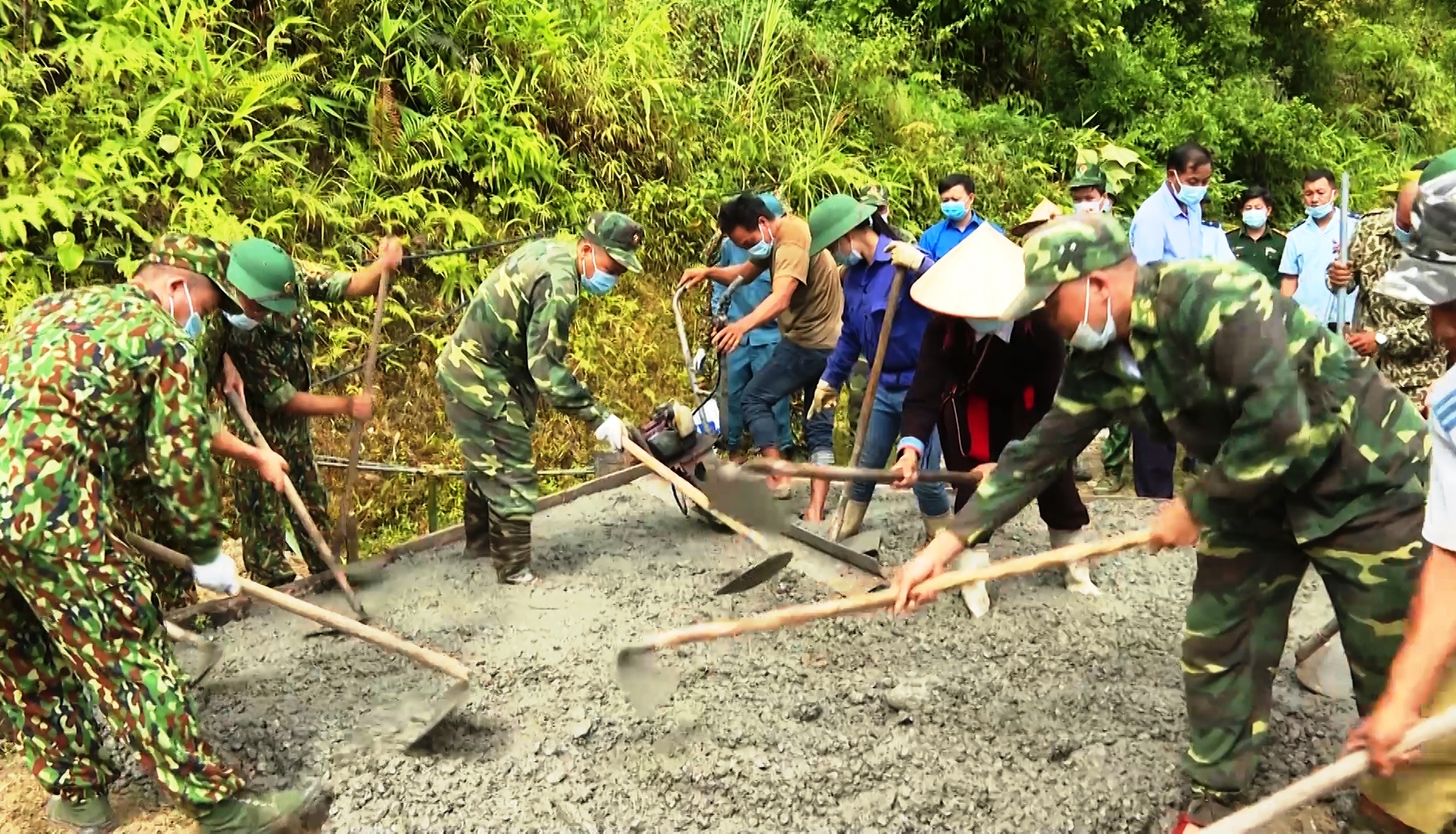 Đội sản xuất và xây dựng cơ sở chính trị số 8 tham gia làm đường bê tông tại xã Thanh Thủy.