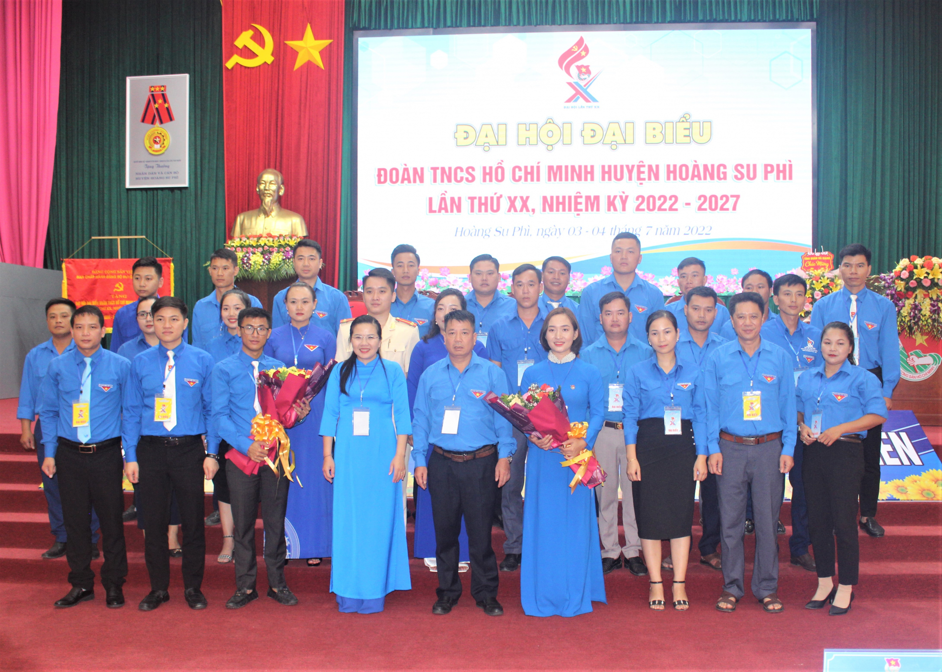 Lãnh đạo Tỉnh đoàn và huyện Hoàng Su Phì tặng hoa chúc mừng BCH Đoàn TNCS Hồ Chí Minh huyện Hoàng Su Phì khóa XX.