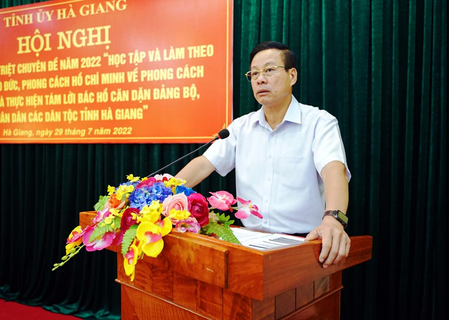 Phó Bí thư Tỉnh ủy, Chủ tịch UBND tỉnh Nguyễn Văn Sơn quán triệt các chuyên đề tại hội nghị