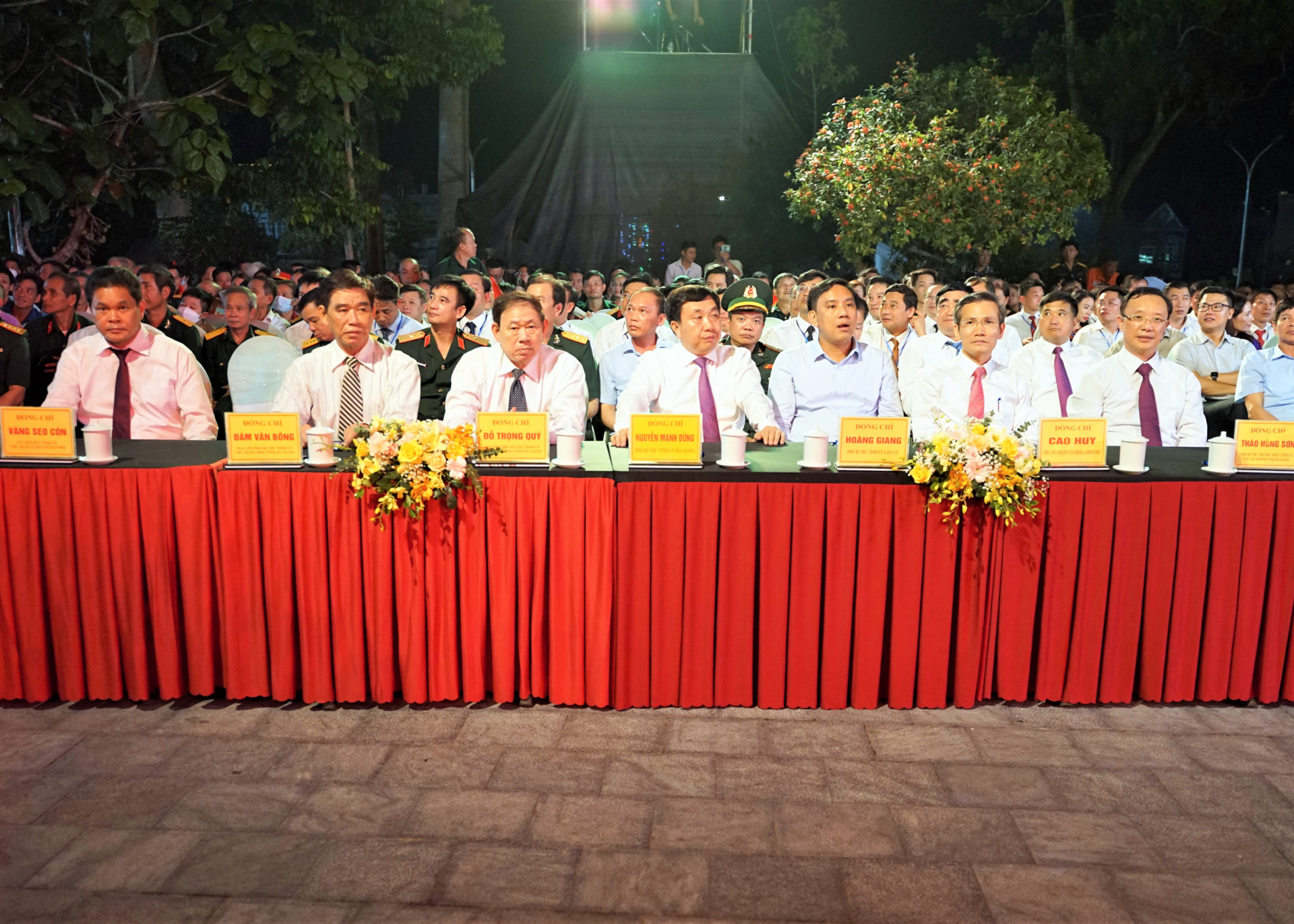 Các đồng chí lãnh đạo tỉnh cùng đại biểu tham dự Chương trình cầu truyền hình “Khúc tráng ca hòa bình” tại điểm cầu Nghĩa trang Liệt sỹ Quốc gia Vị Xuyên.