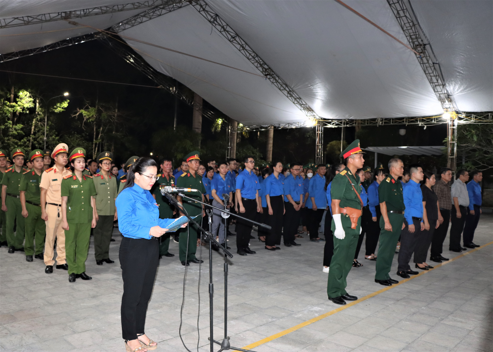 Đồng chí Đỗ Thị Hương, Tỉnh ủy viên, Bí thư Tỉnh đoàn báo cáo kết quả đạt được của tuổi trẻ Hà Giang trước anh linh các AHLS.