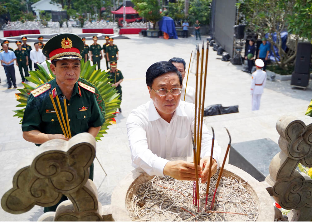 Phó Thủ tướng Chính phủ Phạm Bình Minh dâng hương tưởng nhớ các AHLS đang yên nghỉ tại Nghĩa trang Liệt sỹ Quốc gia Vị Xuyên. 