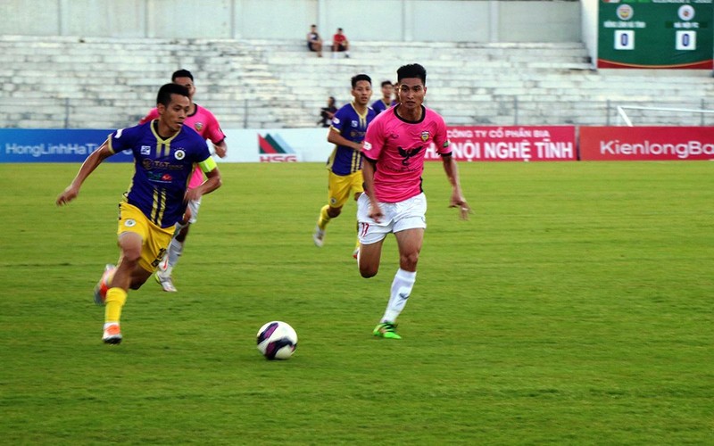 Ðội trưởng Văn Quyết tỏa sáng giúp Hà Nội FC chiến thắng ngay trên sân khách Hà Tĩnh.