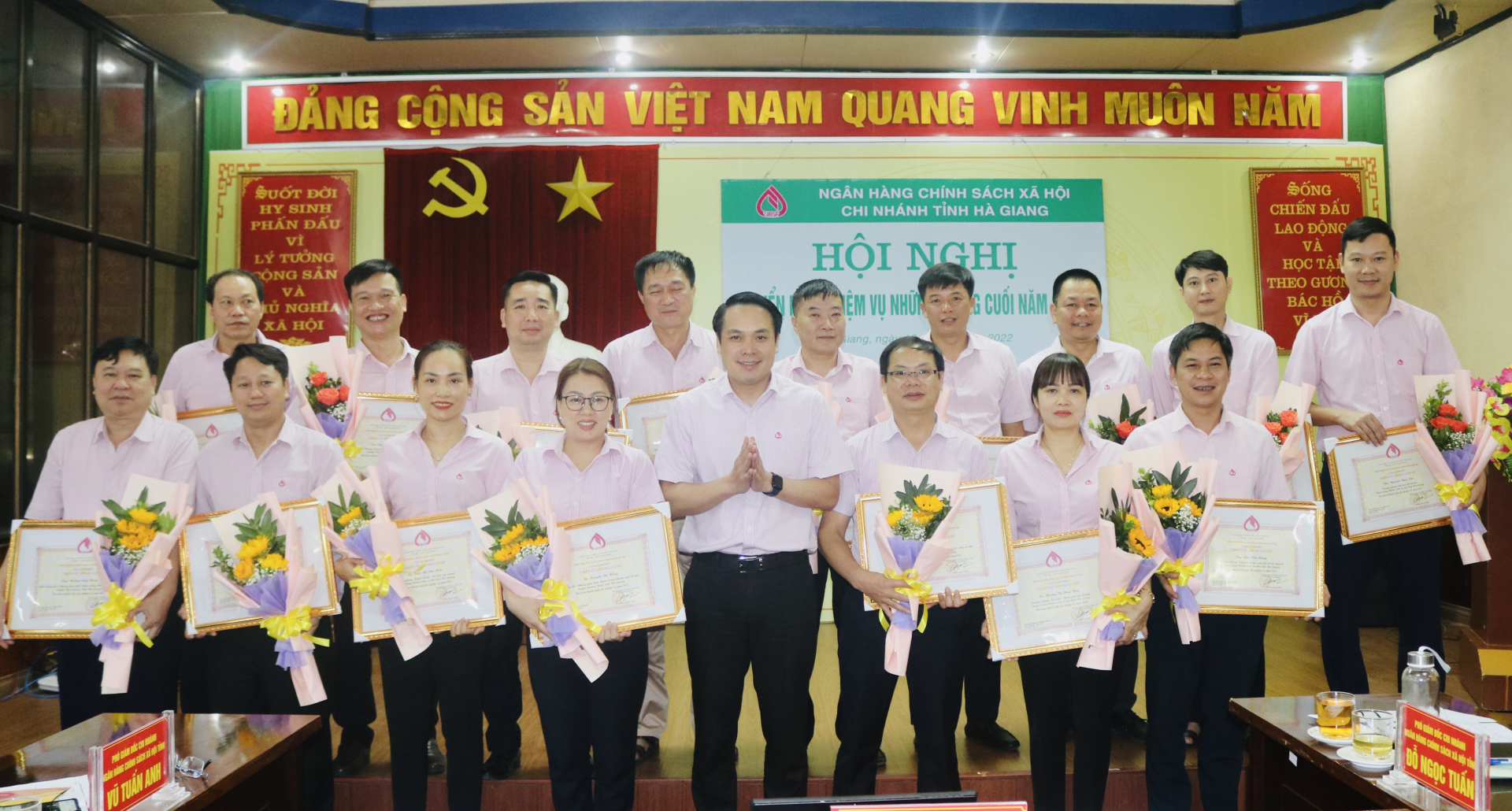 Lãnh đạo Ngân hàng CSXH tỉnh trao danh hiệu Chiến sĩ thi đua ngành Ngân hàng của Thống đốc Ngân hàng Nhà nước Việt Nam cho 21 cá nhân.