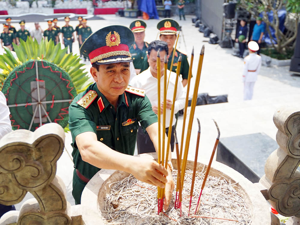 Bộ trưởng Bộ Quốc phòng Phan Văn Giang dâng hương tưởng nhớ các AHLS đang yên nghỉ tại Nghĩa trang Liệt sỹ Quốc gia Vị Xuyên.
