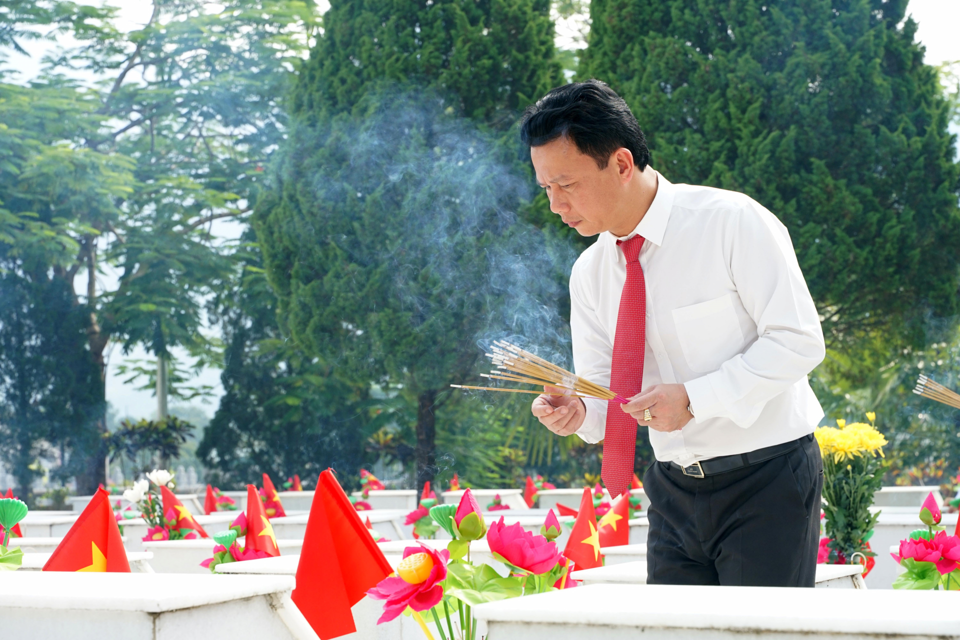 Bí thư Tỉnh ủy Đặng Quốc Khánh dâng hương tại các phần mộ trong Nghĩa trang Liệt sỹ Quốc gia Vị Xuyên.