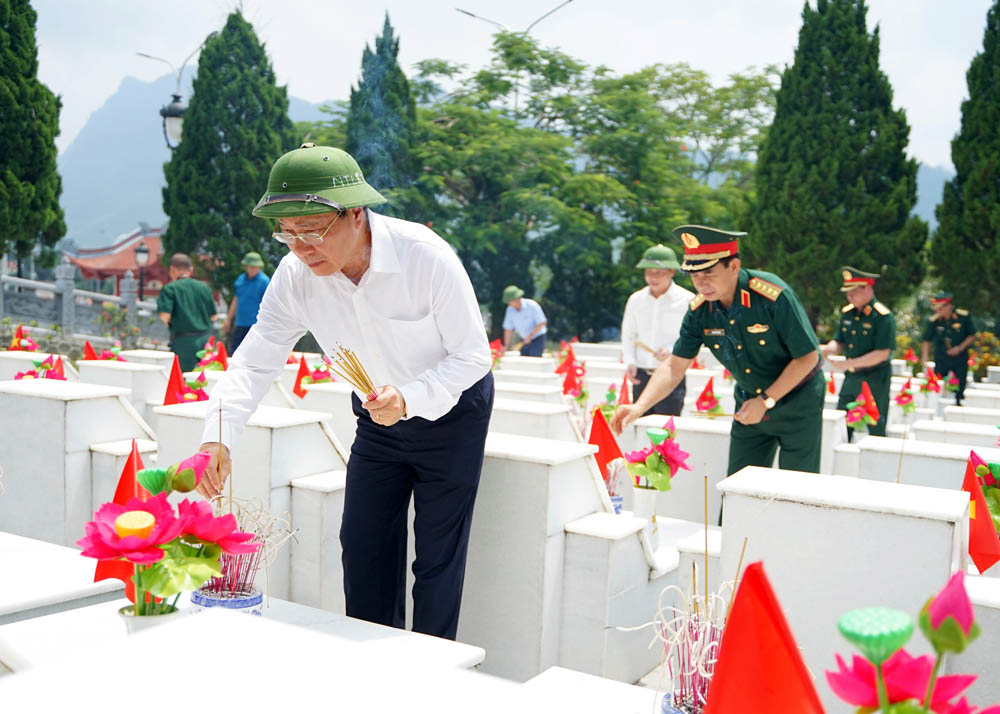 Phó Thủ tướng Thường trực Chính phủ Phạm Bình Minh và Bộ trưởng Bộ Quốc phòng Phan Văn Giang cùng đoàn công tác và các đồng chí lãnh đạo tỉnh dâng hương lên phần mộ các AHLS đang yên nghỉ tại Nghĩa trang liệt sỹ Quốc gia Vị Xuyên. 