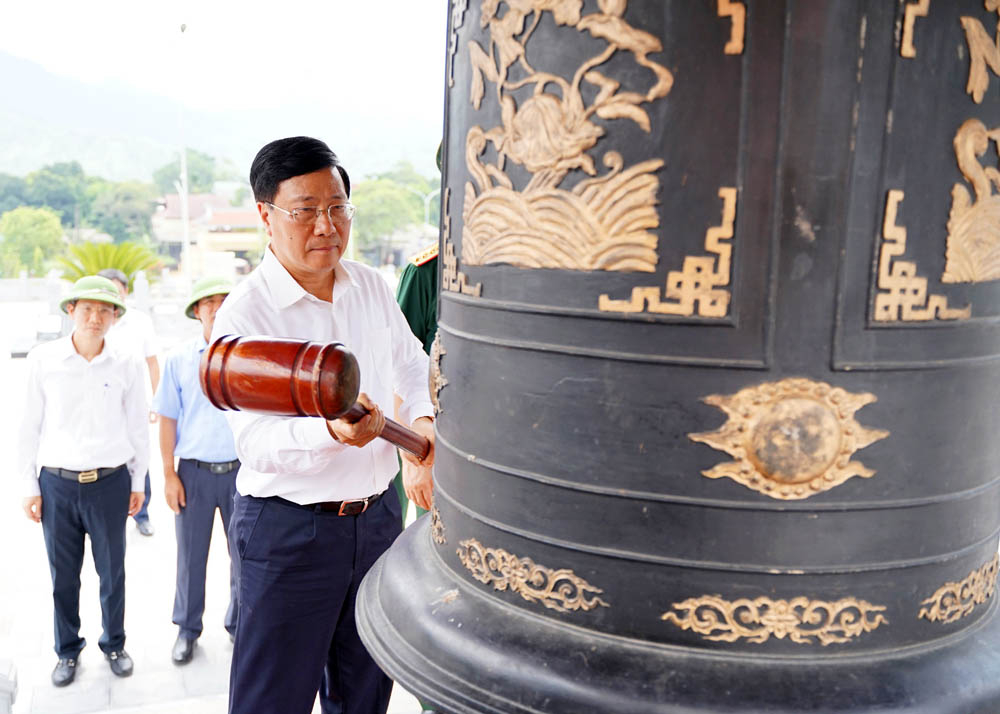 Phó Thủ tướng Thường trực Chính phủ Phạm Bình Minh thỉnh chuông tưởng nhớ các AHLS đang yên nghỉ tại Nghĩa trang Liệt sỹ Quốc gia Vị Xuyên. 