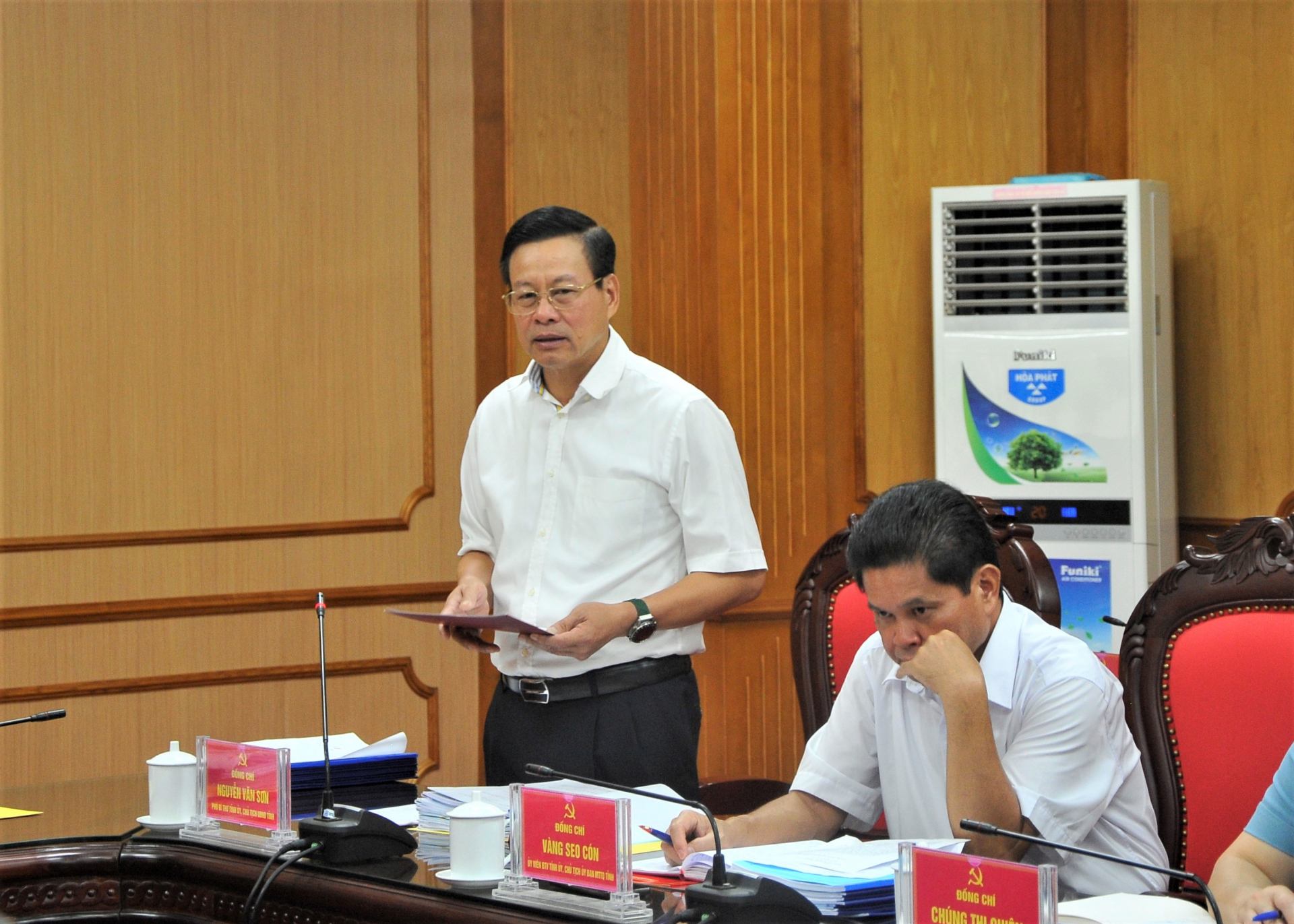 Chủ tịch UBND tỉnh Nguyễn Văn Sơn trình bày tờ trình về việc thông qua 9 đồ án quy hoạch phân khu chức năng đô thị thành phố Hà Giang.