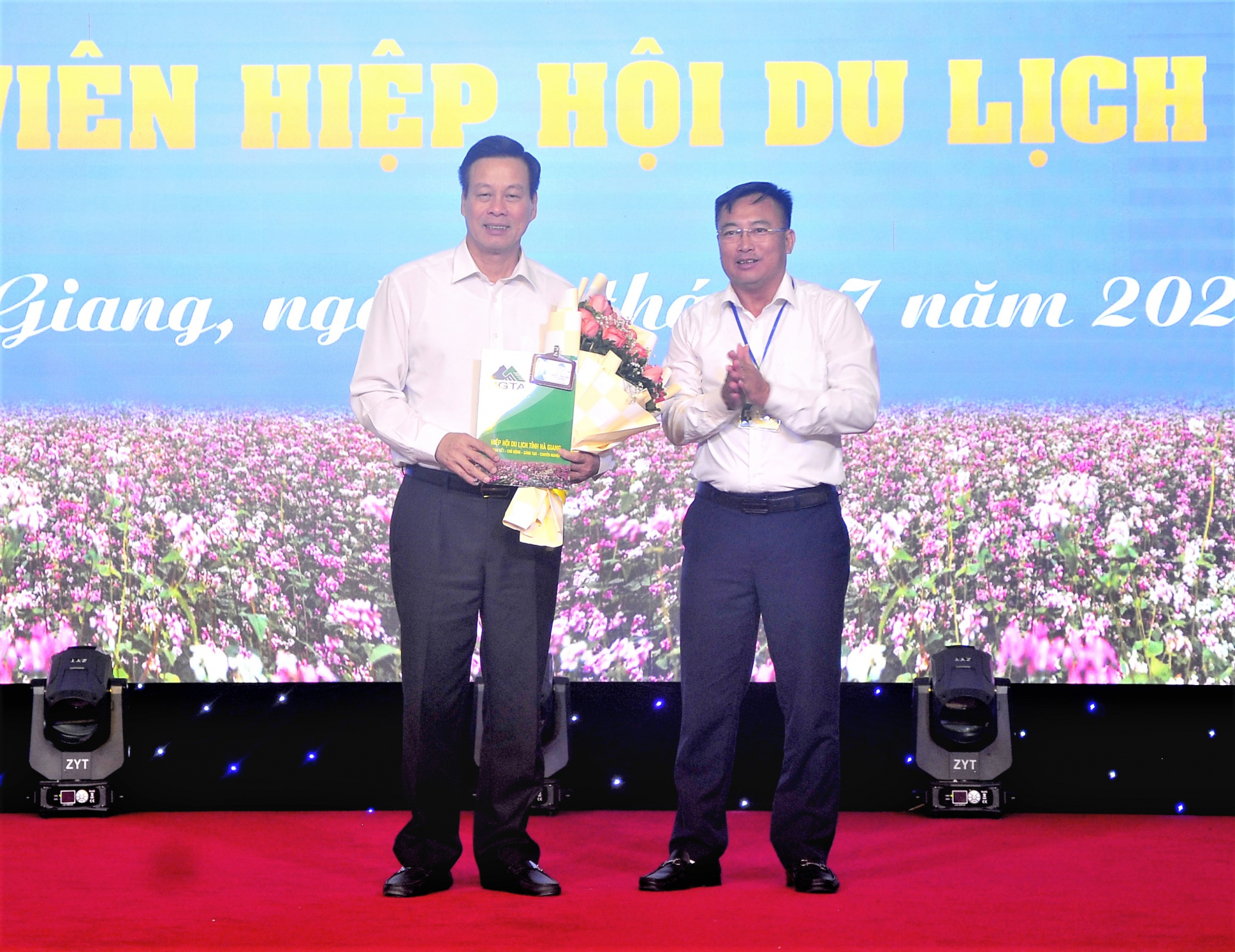 Chủ tịch UBND tỉnh Nguyễn Văn Sơn nhận thẻ danh dự hội viên Hiệp hội DL tỉnh.