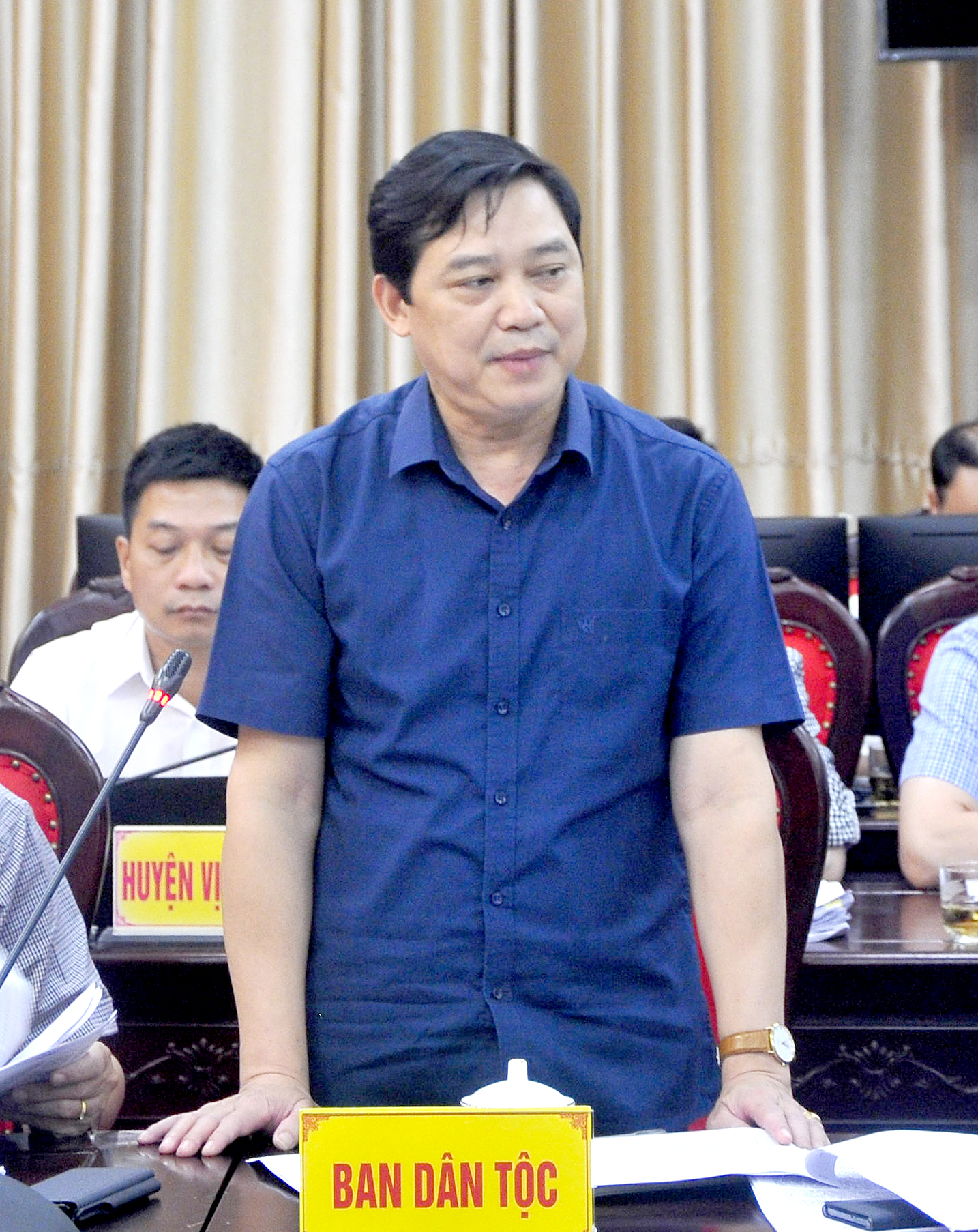 Trưởng Ban Dân tộc tỉnh Triệu Trung Hiệp báo cáo tình hình triển khai CTMTQG về phát triển KT – XH vùng đồng bào dân tộc thiểu số và miền núi.