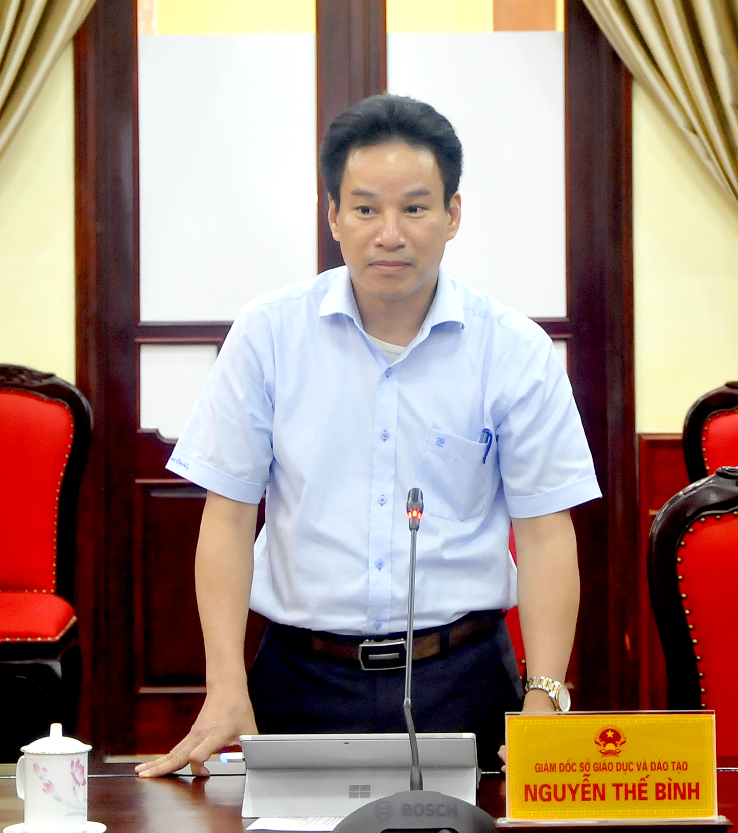 Giám đốc Sở Giáo dục và Đào tạo Nguyễn Thế Bình báo cáo những khó khăn và đề xuất các giải pháp nâng cao chất lượng công tác giáo dục.