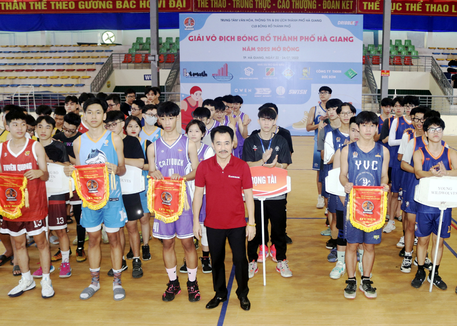 Lãnh đạo Agribank Hà Giang trao cờ lưu niệm cho các CLB bóng rổ