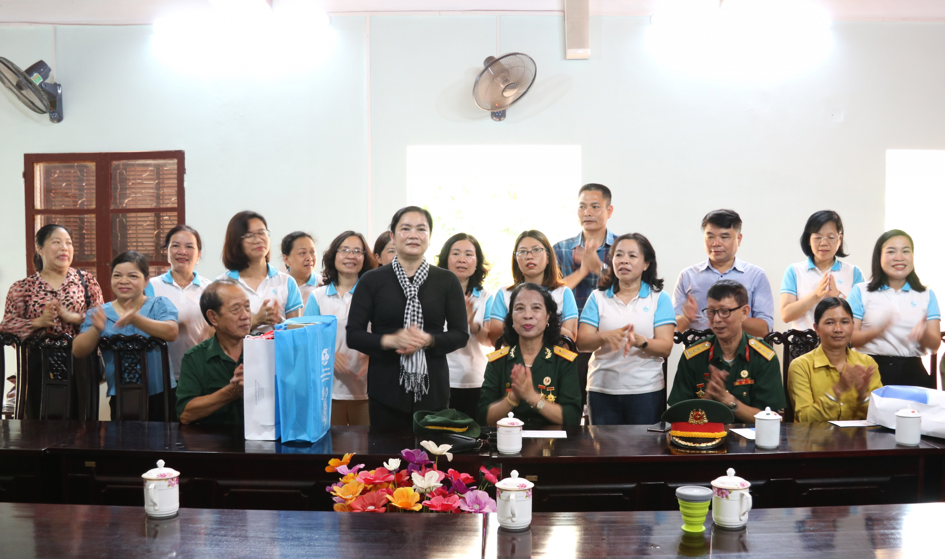 Phó Chủ tịch Thường trực TƯ Hội LHPN Việt Nam Đỗ Thị Thu Thảo tặng quà 5 gia đình TBLS, người có công, nữ chiến sỹ Trường Sơn tại xã Thanh Thủy