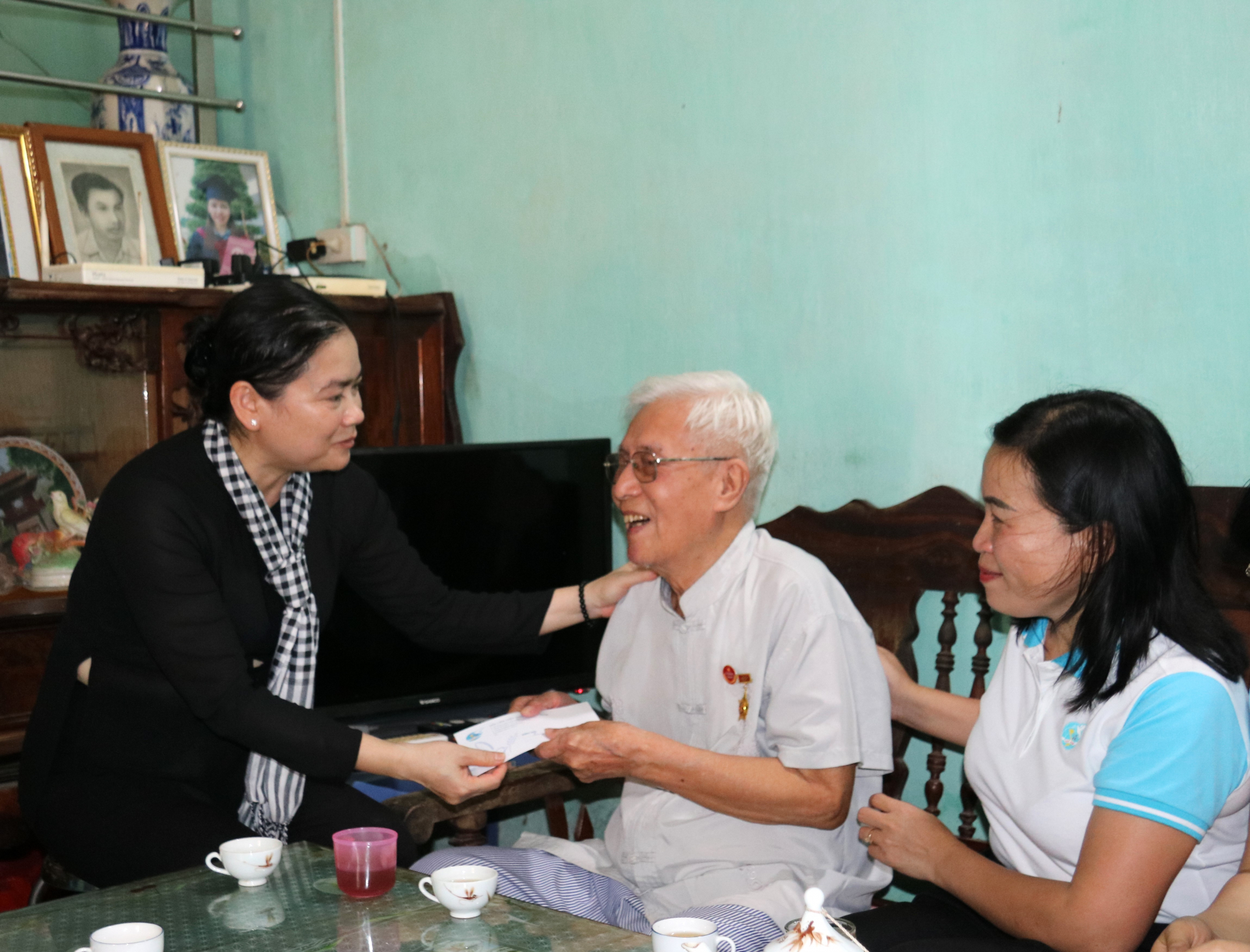 Phó Chủ tịch Thường trực TƯ Hội LHPN Việt Nam Đỗ Thị Thu Thảo thăm và tặng quà thương binh Vũ Ngọc Chẩm, 90 tuổi tại tổ 11, thị trấn Vị Xuyên