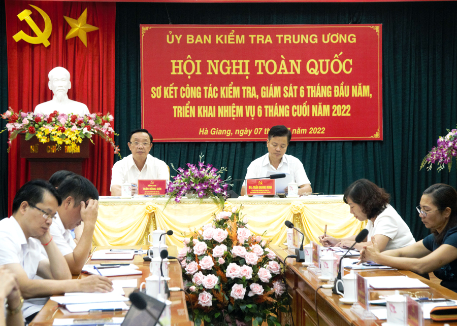 Phó Bí thư Thường trực Tỉnh ủy, Chủ tịch HĐND tỉnh Thào Hồng Sơn và Chủ nhiệm UBKT Tỉnh ủy Trần Quang Minh chủ trì tại điểm cầu của tỉnh.