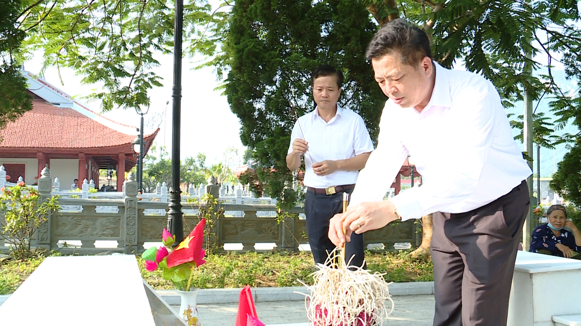 Bí thư Tỉnh ủy Cao Bằng Trần Hồng Minh và Chủ nhiệm UBKT Trần Quang Minh thắp hương tại các phần mộ liệt sỹ.