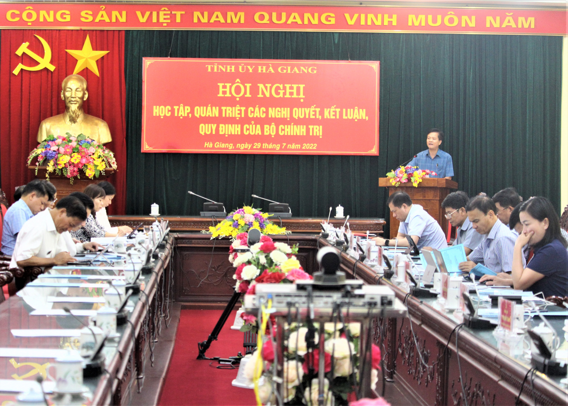 Chủ nhiệm UBKT Tỉnh ủy Trần Quang Minh truyền đạt nội dung cơ bản của Kết luận số 34-KL/TW về chiến lược công tác kiểm tra, giám sát của Đảng đến năm 2030 tại hội nghị.