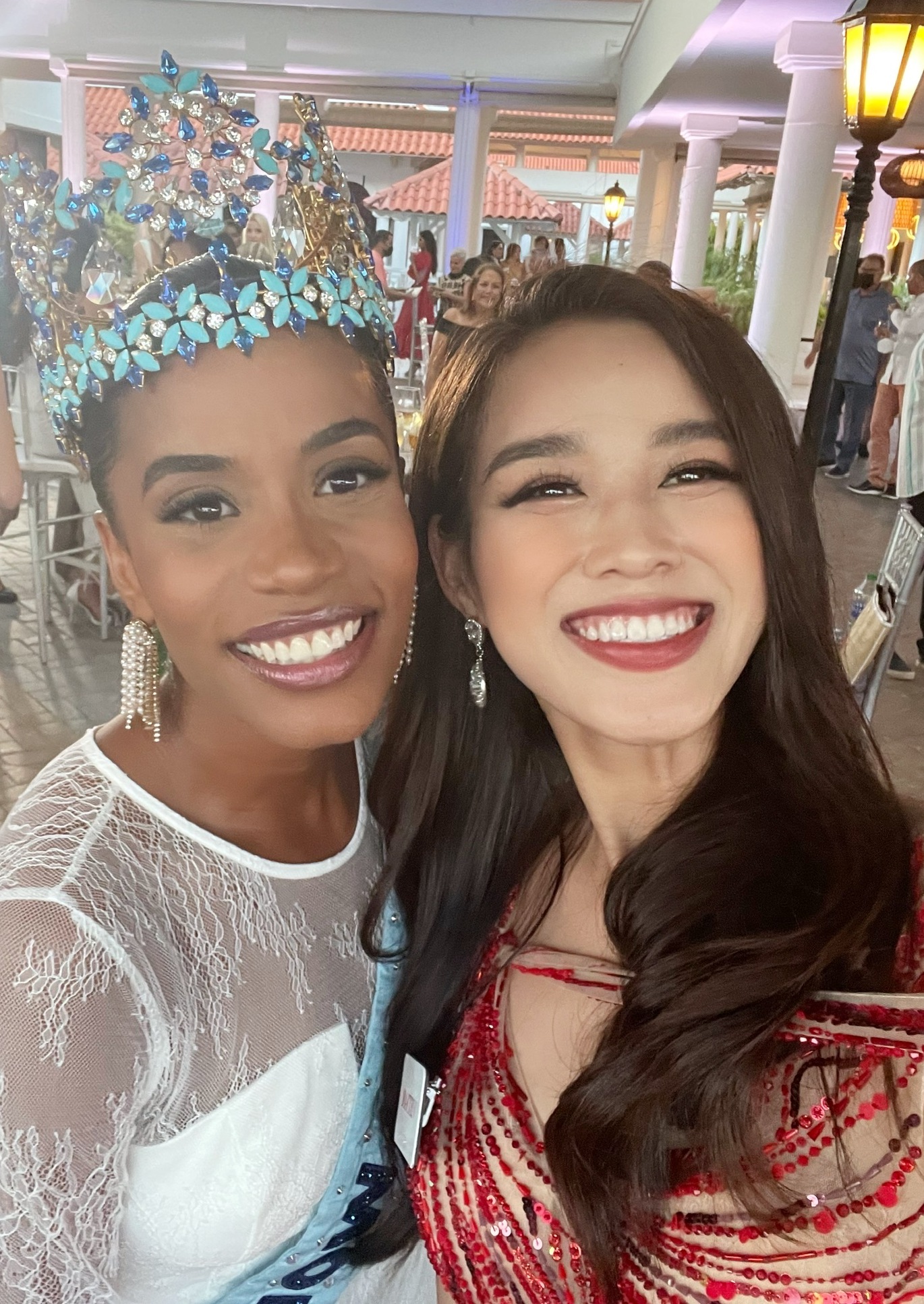 Hoa hậu Đỗ Thị Hà (phải) chụp ảnh cùng Toni-Ann Singh ở Miss World 2021.