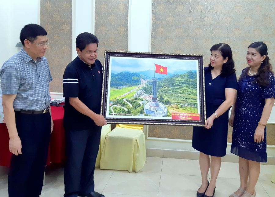 Đoàn cũng đã trao tặng 10 triệu đồng cho Ban quản lý Nghĩa trang Liệt sỹ huyện Hà Quảng và bức tranh Cột cờ Quốc gia Lũng Cú cho tỉnh Cao Bằng.