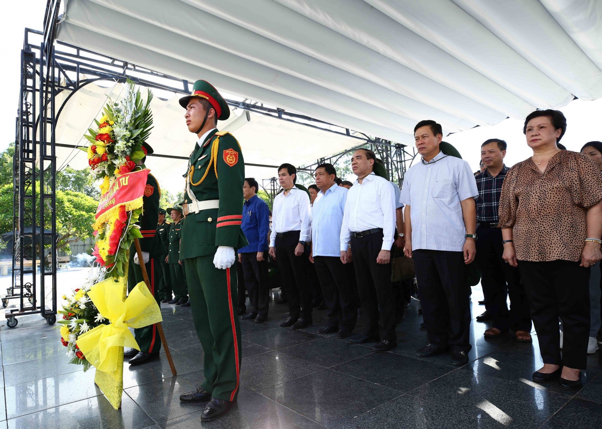 Chủ tịch UBND tỉnh Nguyễn Văn Sơn tham gia cùng đoàn công tác dâng hoa viếng anh linh AHLS tại Nghĩa trang Liệt sỹ Quốc gia Trường Sơn.