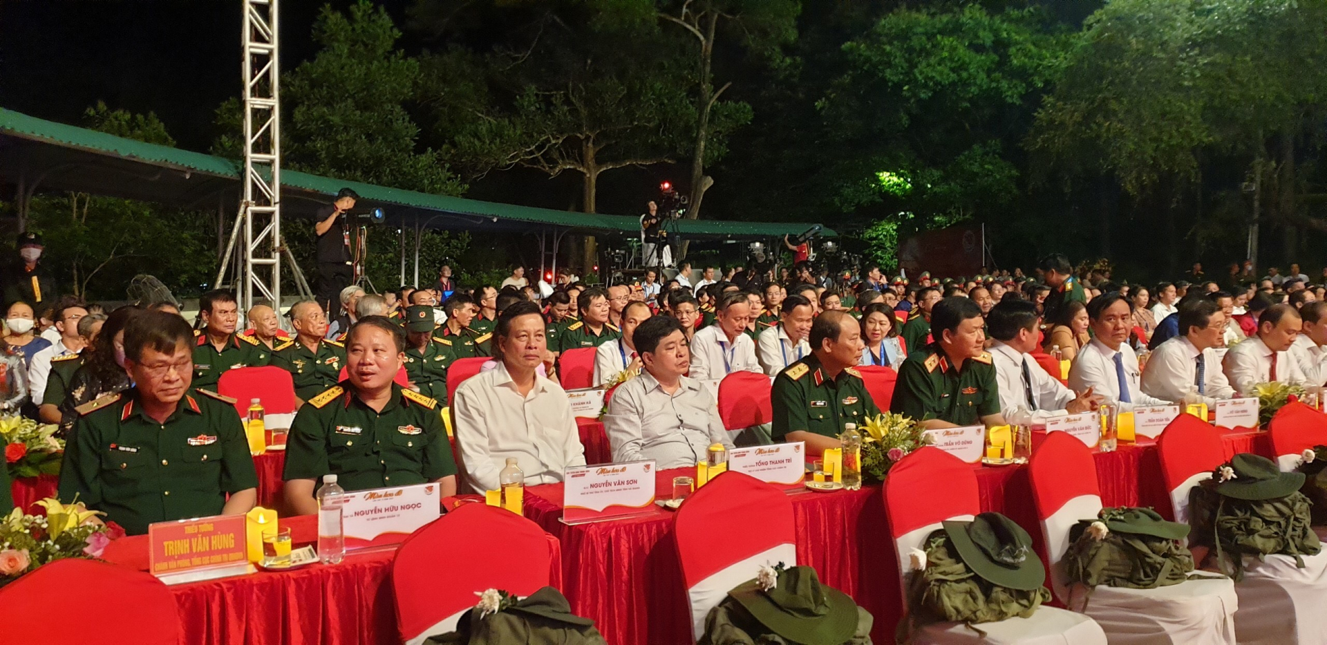 Chủ tịch UBND tỉnh Nguyễn Văn Sơn dự chương trình nghệ thuật Màu hoa đỏ.