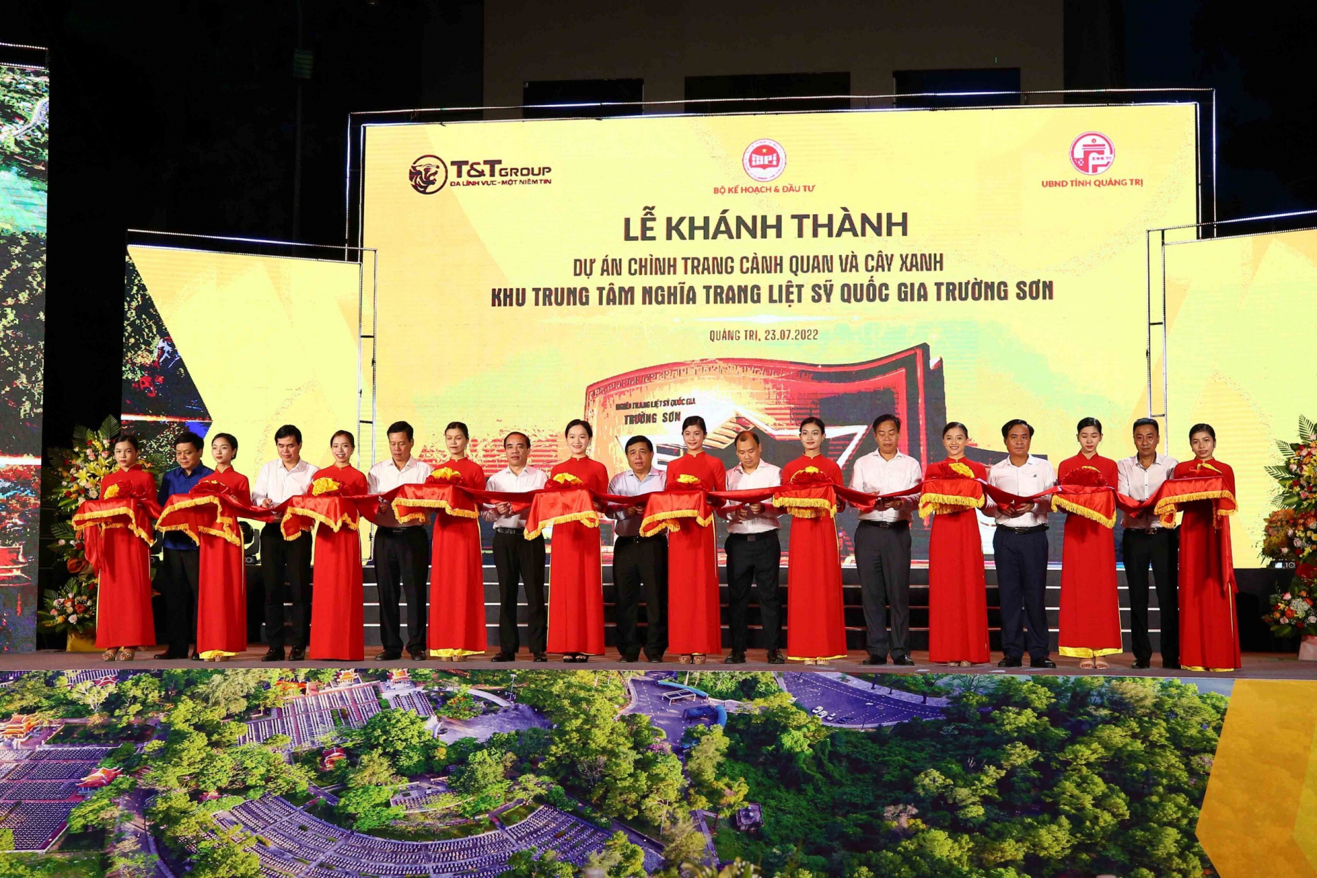 Chủ tịch UBND tỉnh Nguyễn Văn Sơn tham gia cắt băng khánh thành giai đoạn 2 dự án Cải tạo Nghĩa trang Liệt sỹ Quốc gia Trường Sơn.