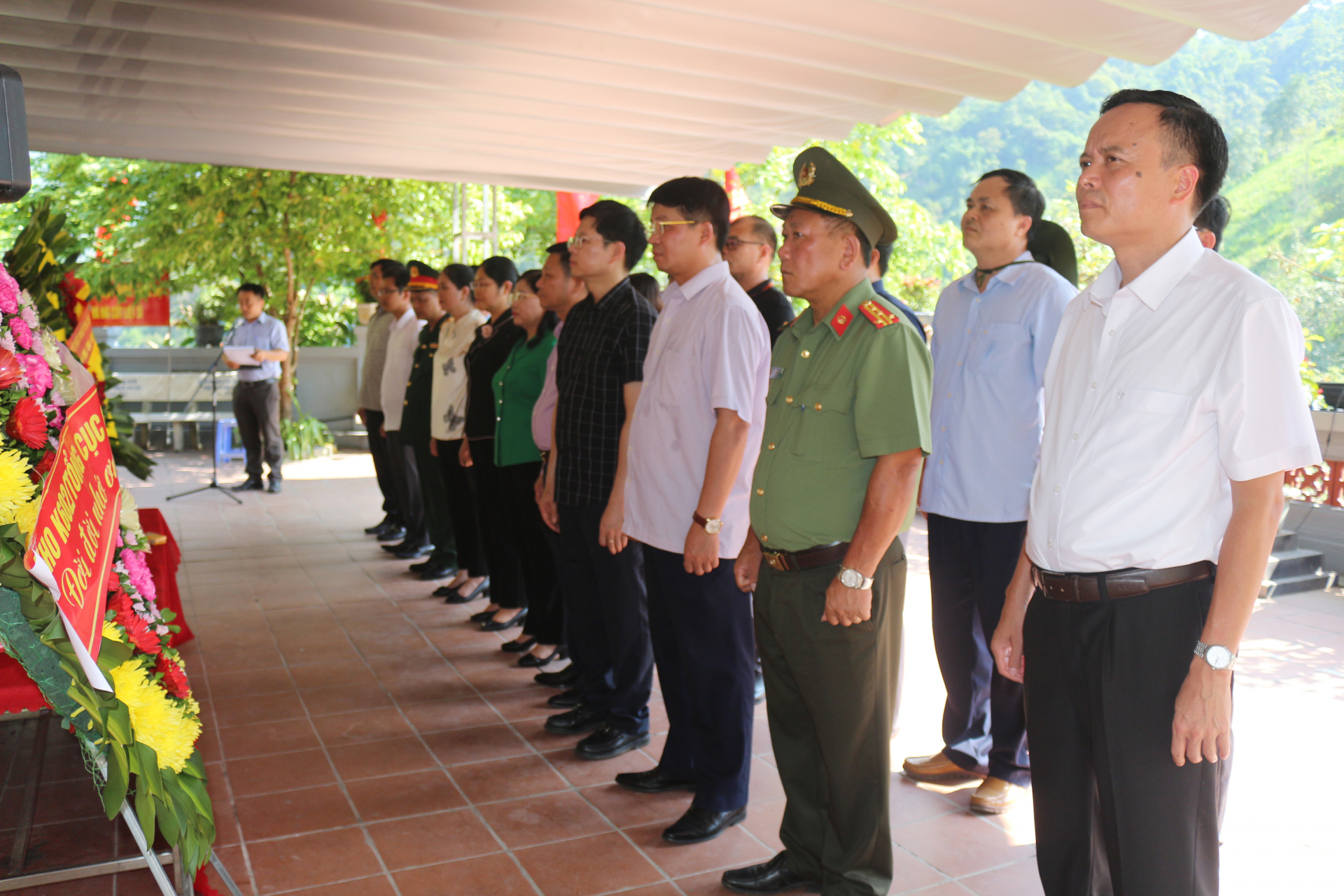 Đoàn đến dâng hương tại Đền thờ các Anh hùng liệt sỹ mặt trận Vị Xuyên, nằm trên cao điểm 468.