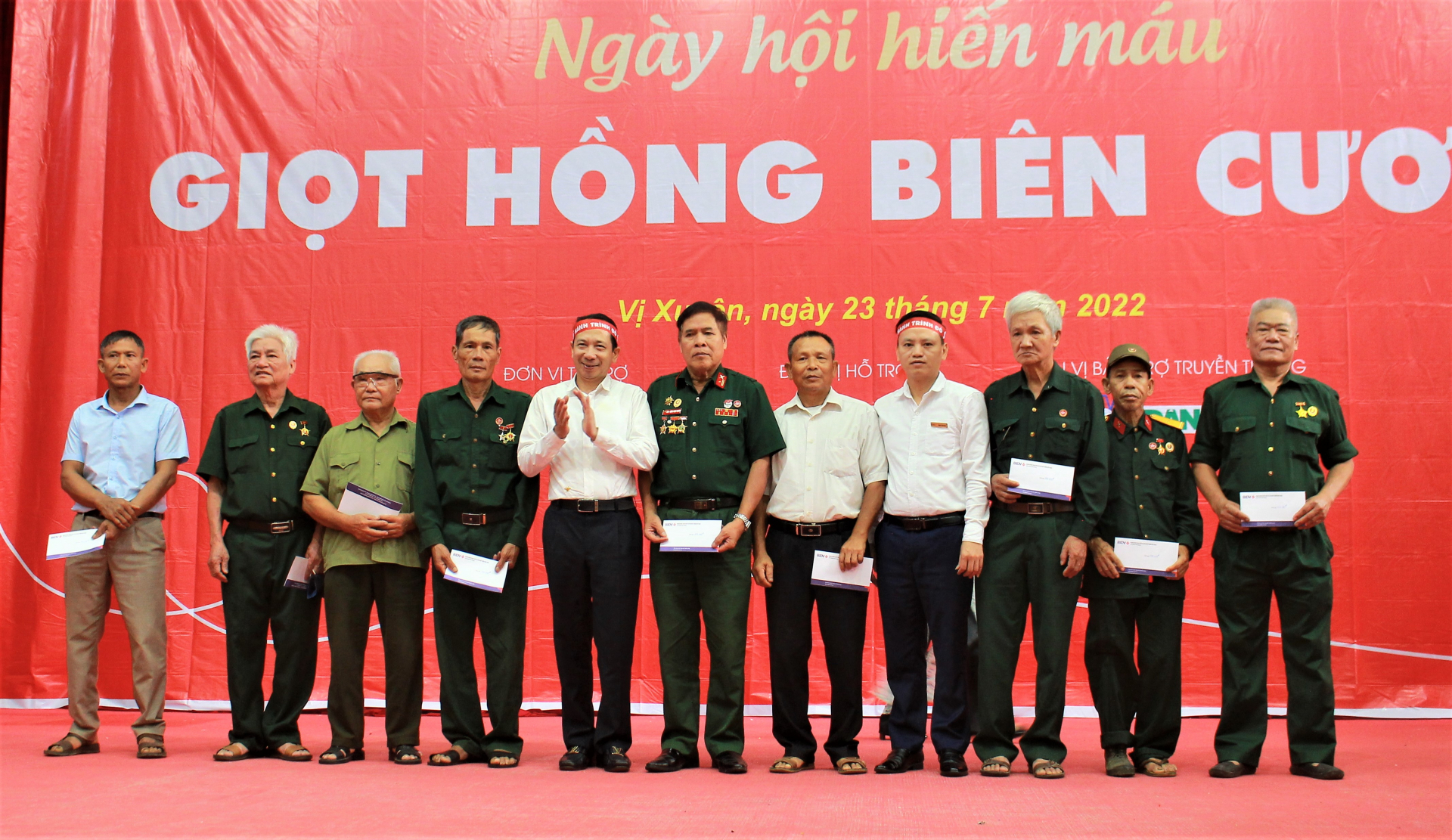 Đồng chí Trần Đức Quý và lãnh đạo BIDV Hà Giang trao quà cho các hộ có hoàn cảnh khó khăn trên địa bàn huyện Vị Xuyên