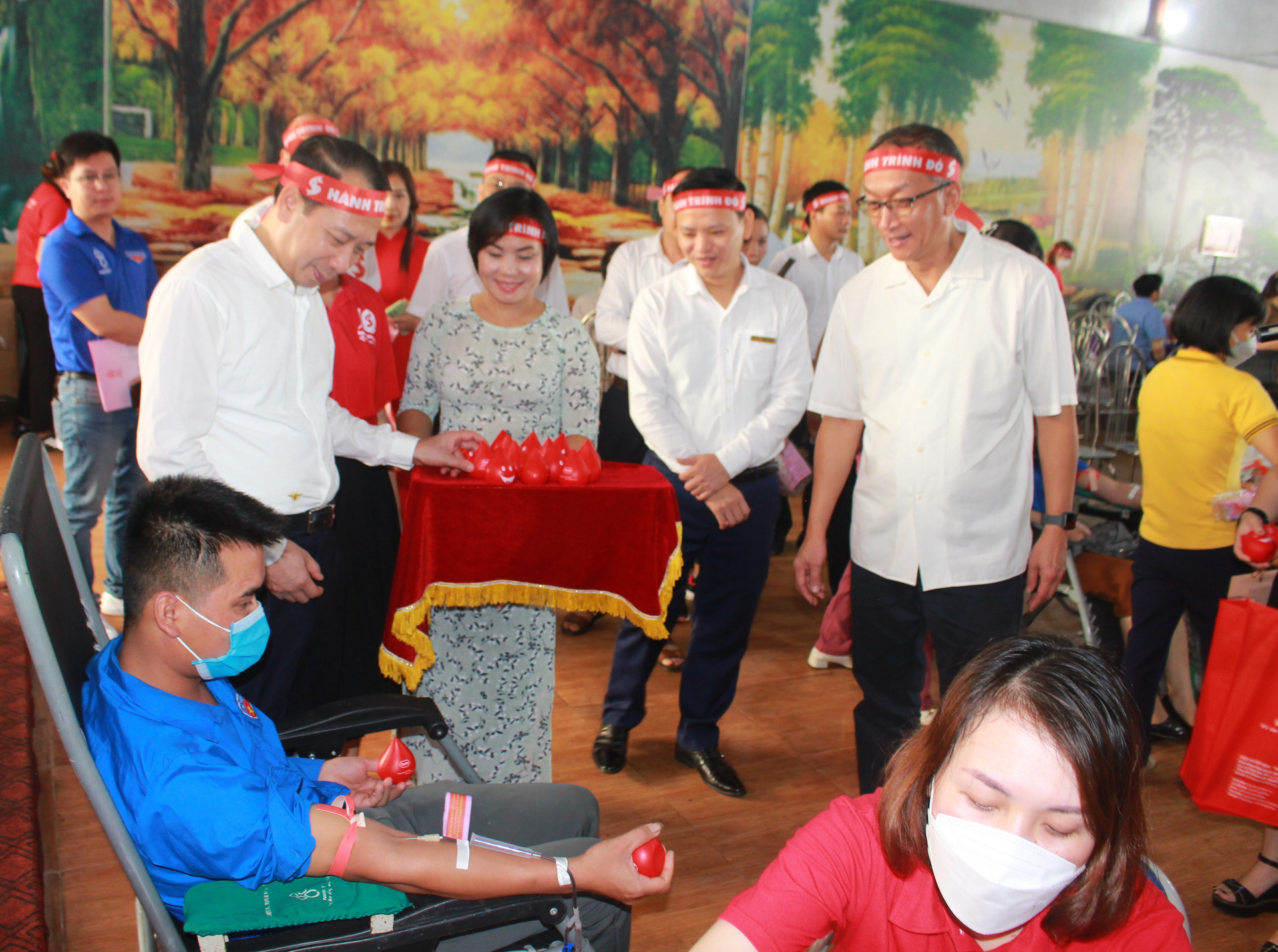 Phó Chủ tịch UBND tỉnh Trần Đức Quý và Viện trưởng Viện Huyết học - Truyền máu T.Ư Bạch Quốc Khánh thăm hỏi động viên người tham gia hiến máu