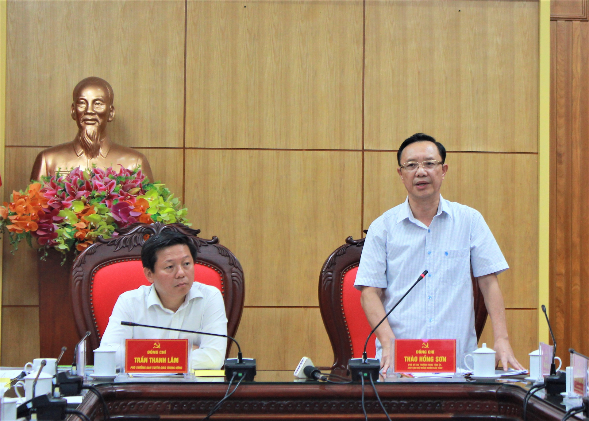 Phó Bí thư Thường trực Tỉnh ủy Thào Hồng Sơn phát biểu tại buổi làm việc